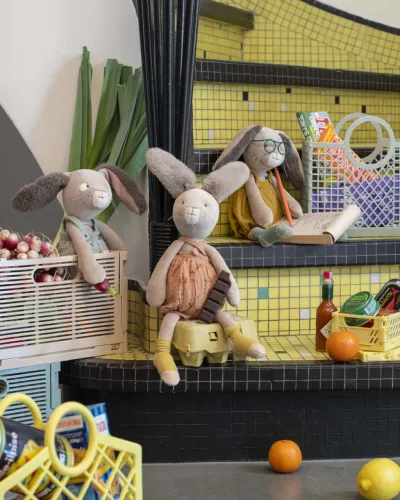 Moulin Roty - A három kisnyuszi - Plüss nyuszi - tégla (40 cm)