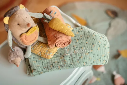 Moulin Roty - A három kisnyuszi - Fellógatható sünis készségfejlesztő
