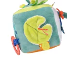 Moulin Roty - Békák a tavon - Fellógatható készségfejlesztőplüss  kocka  (15 cm)