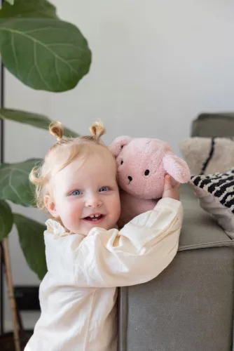 TIAMO SNUFFIE PLÜSS KUTYA 25 CM - RÓZSASZÍN