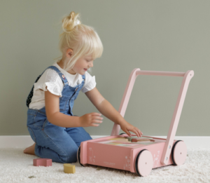 Little Dutch – Járássegítő építőkockával – pink