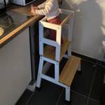 Kétlépcsős konyhai fellépő korláttal – Montessori tanulótorony – Natúr, fehér