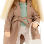 Sweet Sisters – öltöztethető, fésülhető textil játékbaba – MIA bézs kabátban